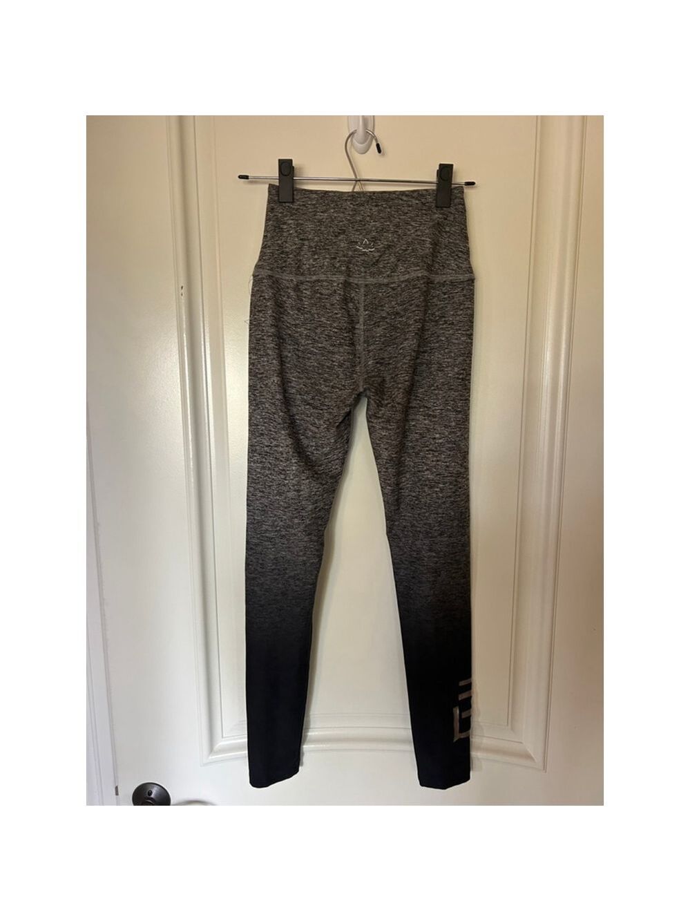 Women's Beyond Yoga Leggings M Gray Black Ombre B